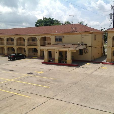 Guest Inn And Suites Houston Exterior photo