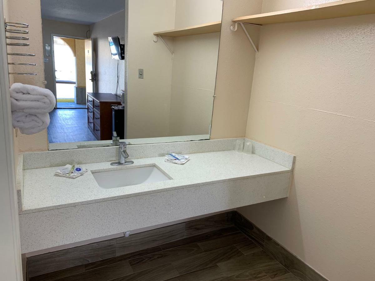 Guest Inn And Suites Houston Room photo